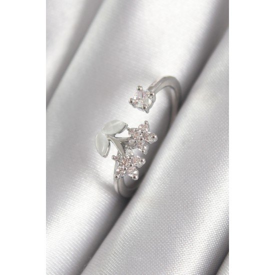 Pirinç Gümüş Renk Zirkon Taşlı Çiçek Model Kadın Yüzük Pirinç Gümüş Renk Zirkon Taşlı Çiçek Model Kadın Yüzük