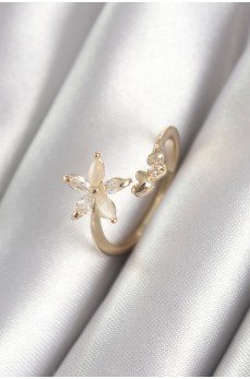 Pirinç Gold Renk Zirkon Taşlı Çiçek Model Kalp Detay Kadın Yüzük Pirinç Gold Renk Zirkon Taşlı Çiçek Model Kalp Detay Kadın Yüzük