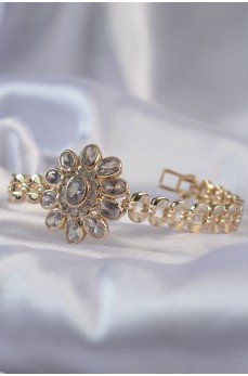 Pirinç Gold Renk İri Zirkon Taşlı Çiçek Figürlü Bileklik Pirinç Gold Renk İri Zirkon Taşlı Çiçek Figürlü Bileklik