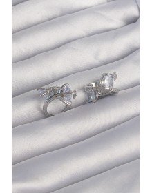 Pirinç Gümüş Renk İri Zirkon Taşlı Kıvrımlı Minimal Kelebekli Halka Küpe