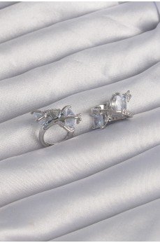 Pirinç Gümüş Renk İri Zirkon Taşlı Kıvrımlı Minimal Kelebekli Halka Küpe Pirinç Gümüş Renk İri Zirkon Taşlı Kıvrımlı Minimal Kelebekli Halka Küpe