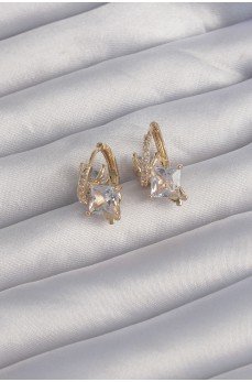Pirinç Gold Renk İri Zirkon Taşlı Kıvrımlı Minimal Kelebekli Halka Küpe Pirinç Gold Renk İri Zirkon Taşlı Kıvrımlı Minimal Kelebekli Halka Küpe