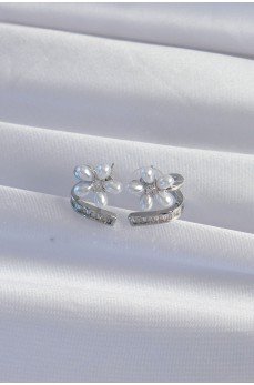 Pirinç Gümüş Renk Zirkon Taşlı Kıvrımlı İnci Çiçek Küpe Pirinç Gümüş Renk Zirkon Taşlı Kıvrımlı İnci Çiçek Küpe