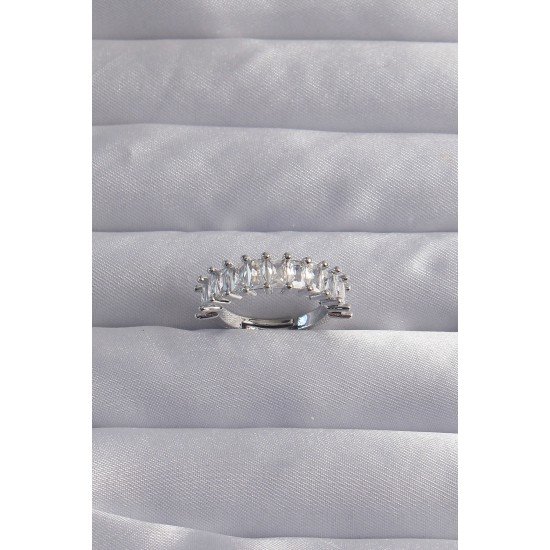 Pirinç Ayarlamalı Gümüş Renk Baget Taşlı Su Yolu Yüzük Pirinç Ayarlamalı Gümüş Renk Baget Taşlı Su Yolu Yüzük