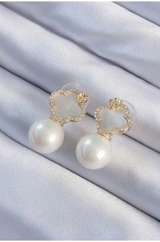 Pirinç Altın Renk Zirkon Taşlı Minimal Çiçek Tasarımlı Kadın Küpe