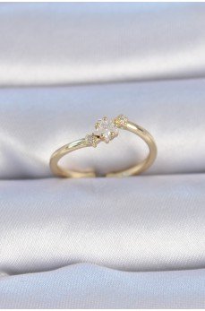 Pirinç Gold Renk Beyaz Çiçek Model Zirkon Taş Detay Kadın Yüzük Pirinç Gold Renk Beyaz Çiçek Model Zirkon Taş Detay Kadın Yüzük
