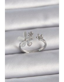 Pirinç Gümüş Renk Ayarlanabilir Zirkon Taşlı Beyaz Mineli Yaprak Model Kadın Yüzük