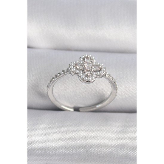 Pirinç Gümüş Renk Zirkon Taşlı Yonca Model İnci Detay Kadın Yüzük Pirinç Gümüş Renk Zirkon Taşlı Yonca Model İnci Detay Kadın Yüzük