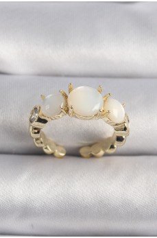 Pirinç Gold Renk Zirkon Taş Detaylı Beyaz Sedefli VIP Seri Kadın Yüzük Pirinç Gold Renk Zirkon Taş Detaylı Beyaz Sedefli VIP Seri Kadın Yüzük