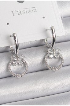 Pirinç Gümüş Renk Zirkon Taşlı Kelebek Figür Sallantı Detay Kadın Küpe Pirinç Gümüş Renk Zirkon Taşlı Kelebek Figür Sallantı Detay Kadın Küpe