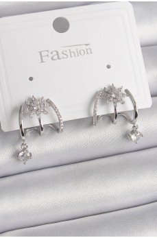 Pirinç Gümüş Renk Zirkon Taşlı Çiçek Figür Sallantı Detay Kadın Küpe