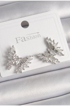 Pirinç Gümüş Renk Zirkon Taşlı Kelebek Model Kadın Küpe Pirinç Gümüş Renk Zirkon Taşlı Kelebek Model Kadın Küpe