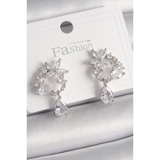 Pirinç Gümüş Renk Zirkon Taşlı Çiçek Model Sallantı Damla Detay Kadın Küpe Pirinç Gümüş Renk Zirkon Taşlı Çiçek Model Sallantı Damla Detay Kadın Küpe