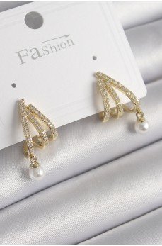 Pirinç Gold Renk Zirkon Taşlı Pençe Model İnci Detay Kadın Küpe Pirinç Gold Renk Zirkon Taşlı Pençe Model İnci Detay Kadın Küpe