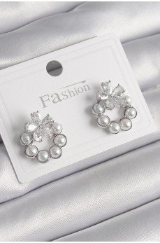 Pirinç Gümüş Renk İncili Halka Model Zirkon Taşlı Çiçek Detay Kadın Küpe Pirinç Gümüş Renk İncili Halka Model Zirkon Taşlı Çiçek Detay Kadın Küpe