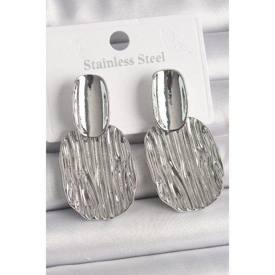 Pirinç Gümüş Renk İşlemeli Kare Plaka Model Kadın Küpe Pirinç Gümüş Renk İşlemeli Kare Plaka Model Kadın Küpe