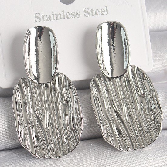 Pirinç Gümüş Renk İşlemeli Kare Plaka Model Kadın Küpe Pirinç Gümüş Renk İşlemeli Kare Plaka Model Kadın Küpe