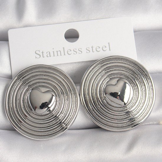 Pirinç Gümüş Renk Kalp İşlemeli Daire Plaka Model Kadın Küpe Pirinç Gümüş Renk Kalp İşlemeli Daire Plaka Model Kadın Küpe