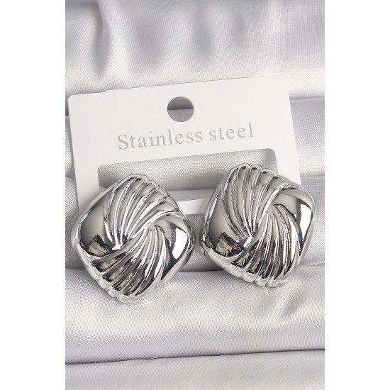 Pirinç Gümüş Renk İşlemeli Kare Model Kadın Küpe Pirinç Gümüş Renk İşlemeli Kare Model Kadın Küpe