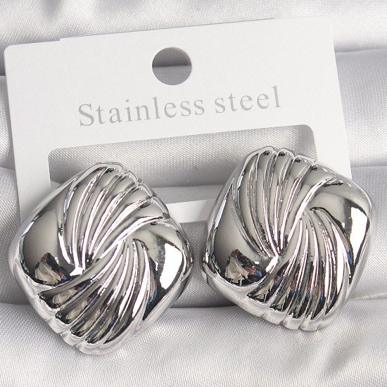 Pirinç Gümüş Renk İşlemeli Kare Model Kadın Küpe Pirinç Gümüş Renk İşlemeli Kare Model Kadın Küpe