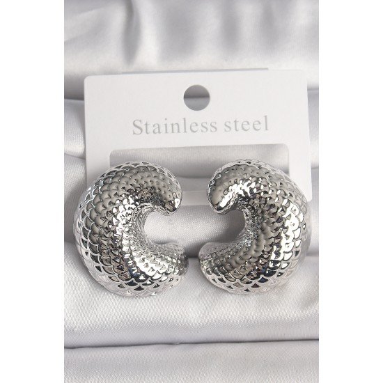 Pirinç Gümüş Renk Yılan Sırtı İşlemeli Yarım Halka Model Kadın Küpe