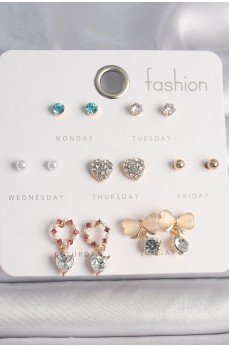 Pirinç Gold Renk Zirkon Taşlı Kalp Beyaz Mineli Fiyonk Figür 7 Çift Kadın Küpe Seti