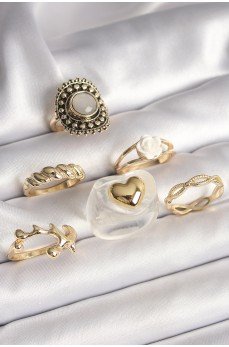 Pirinç Gold Renk Beyaz Gül Figür Kalp İşlemeli Sarmal Detay 6'Lı Kadın Yüzük Seti Pirinç Gold Renk Beyaz Gül Figür Kalp İşlemeli Sarmal Detay 6'Lı Kadın Yüzük Seti