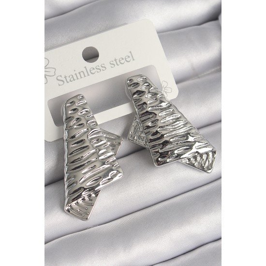 Pirinç Gümüş Renk İşleme Detaylı Katlanmış Kare Plaka Model Kadın Küpe