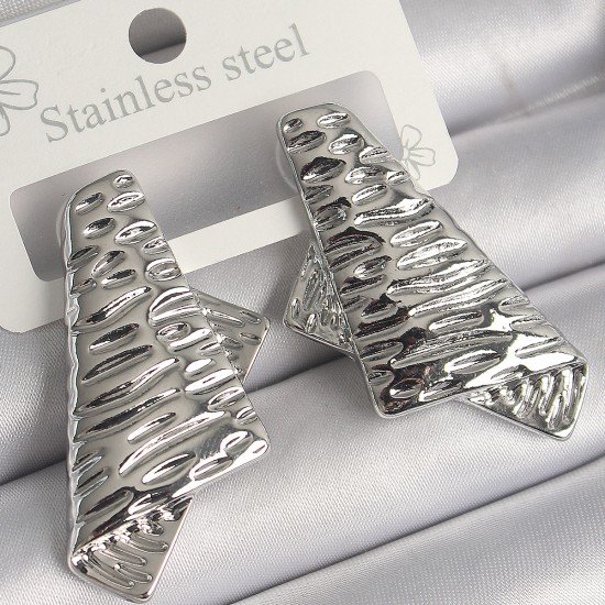 Pirinç Gümüş Renk İşleme Detaylı Katlanmış Kare Plaka Model Kadın Küpe Pirinç Gümüş Renk İşleme Detaylı Katlanmış Kare Plaka Model Kadın Küpe