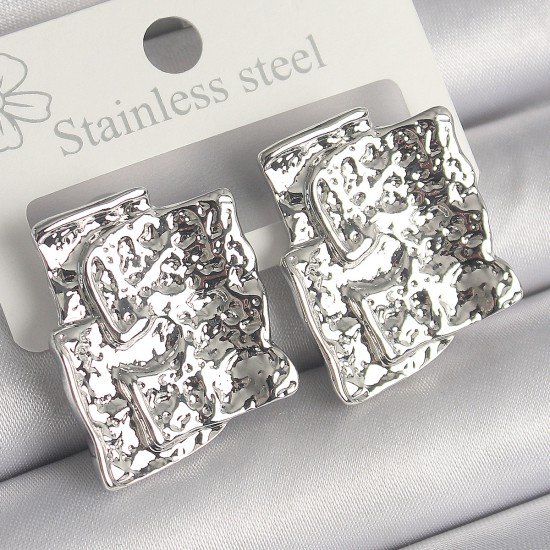 Pirinç Gümüş Renk İşlemeli Kare Plaka Model Kadın Küpe Pirinç Gümüş Renk İşlemeli Kare Plaka Model Kadın Küpe