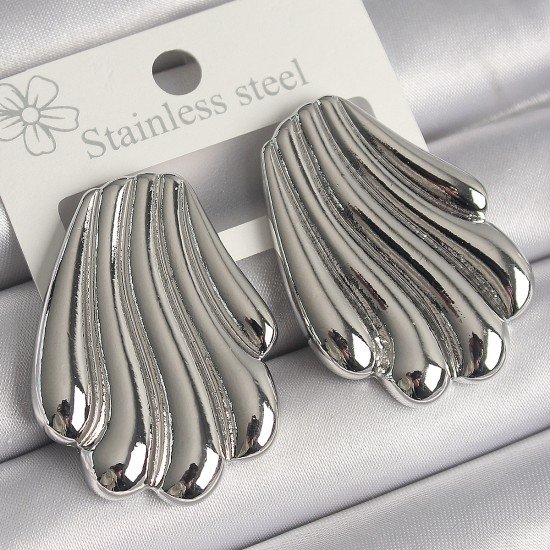 Pirinç Gümüş Renk İşlemeli İstiridye Model Kadın Küpe Pirinç Gümüş Renk İşlemeli İstiridye Model Kadın Küpe