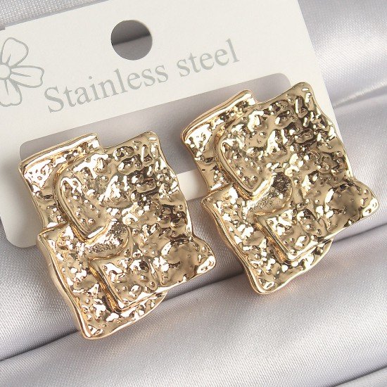 Pirinç Gümüş Renk İşlemeli Kare Plaka Model Kadın Küpe Pirinç Gümüş Renk İşlemeli Kare Plaka Model Kadın Küpe