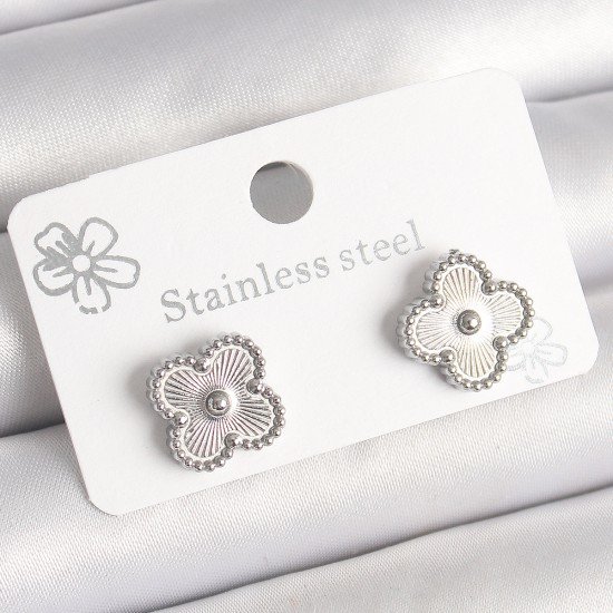 Pirinç Gümüş Renk İşlemeli Yonca Model Kadın Küpe Pirinç Gümüş Renk İşlemeli Yonca Model Kadın Küpe