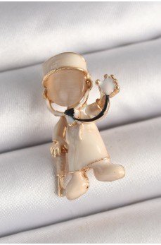 Pirinç Gold Renk Beyaz Mineli Doktor Model Kadın Broş Pirinç Gold Renk Beyaz Mineli Doktor Model Kadın Broş