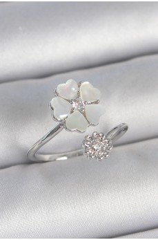 Pirinç Gümüş Renk Beyaz Mineli Çiçek Model Zirkon Taş Detay Kadın Yüzük