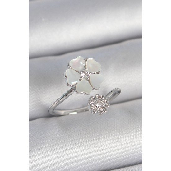 Pirinç Gümüş Renk Beyaz Mineli Çiçek Model Zirkon Taş Detay Kadın Yüzük Pirinç Gümüş Renk Beyaz Mineli Çiçek Model Zirkon Taş Detay Kadın Yüzük