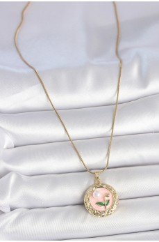 316L Çelik Gold Renk Zincir Pembe Çiçek İşlemeli inci Detay Portre Model Kadın Kolye