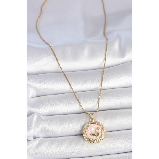 316L Çelik Gold Renk Zincir Pembe Çiçek İşlemeli inci Detay Portre Model Kadın Kolye 316L Çelik Gold Renk Zincir Pembe Çiçek İşlemeli inci Detay Portre Model Kadın Kolye