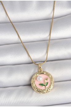 316L Çelik Gold Renk Zincir Pembe Çiçek İşlemeli inci Detay Portre Model Kadın Kolye