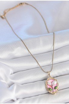 316L Çelik Gold Renk Zincir Pembe Mineli İncili Çiçek İşlemeli Portre Model Kadın Kolye