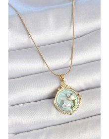316L Çelik Gold Renk Zincir Turkuaz Mineli İncili Çiçek İşlemeli Portre Model Kadın Kolye