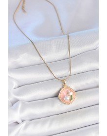 316L Çelik Gold Renk Zincir Pembe Mineli İncili Çiçek İşlemeli Portre Model Kadın Kolye