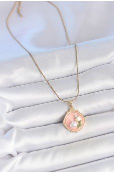 316L Çelik Gold Renk Zincir Pembe Mineli İncili Çiçek İşlemeli Portre Model Kadın Kolye