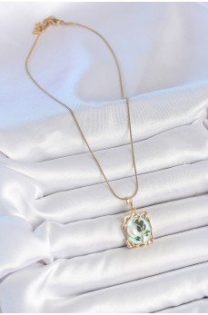 316L Çelik Gold Renk Zincir Mavi Mineli Çiçek İşlemeli İnci Detay Portre Model Kadın Kolye