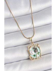 316L Çelik Gold Renk Zincir Mavi Mineli Çiçek İşlemeli İnci Detay Portre Model Kadın Kolye