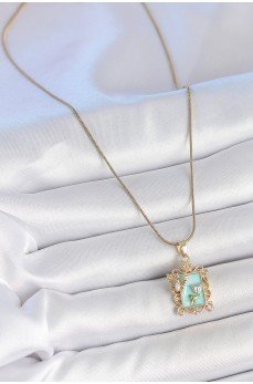 316L Çelik Gold Renk Zincir Mavi Mineli Çiçek İşlemeli Zirkon Taşlı Kelebek Detay Portre Model Kadın Kolye