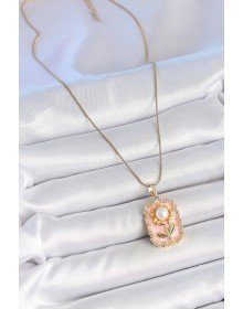 316L Çelik Gold Renk Zincir Pembe Mineli İncli Papatya Model Portre Model Kadın Kolye