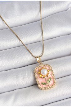 316L Çelik Gold Renk Zincir Pembe Mineli İncli Papatya Model Portre Model Kadın Kolye