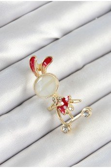 Zirkon Taş Detaylı Kırmızı 3D Scooter Süren Tavşan Kız Figürlü Gold Renk Kadın Broş