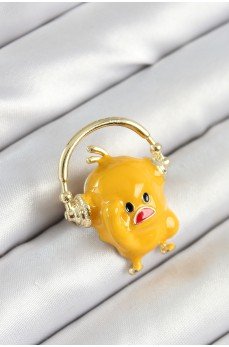 3D Kulaklıklı Sarı Civciv Figürlü Gold Renk Kadın Broş 3D Kulaklıklı Sarı Civciv Figürlü Gold Renk Kadın Broş